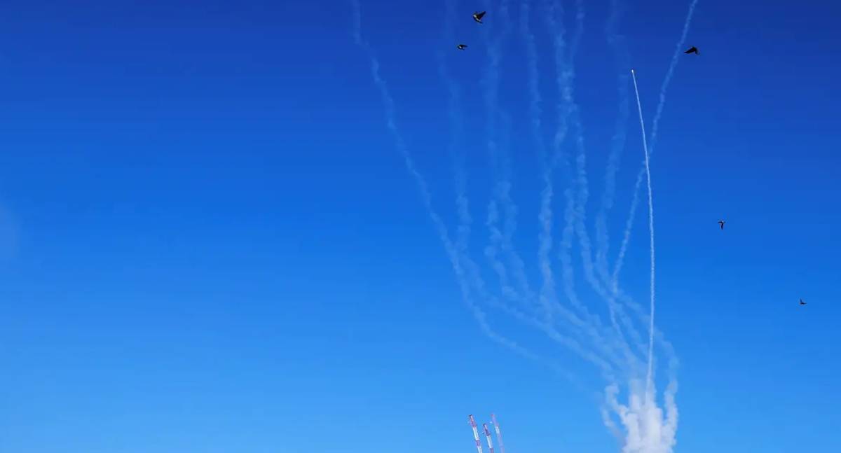 Irã ataca bases e navios mesmo sob bombardeios intensos na região