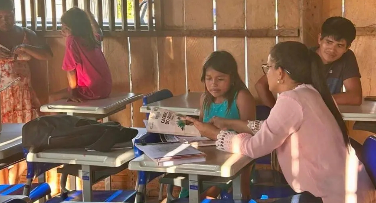 Livros didáticos são entregues a estudantes do 1º ao 5º ano em Rondônia