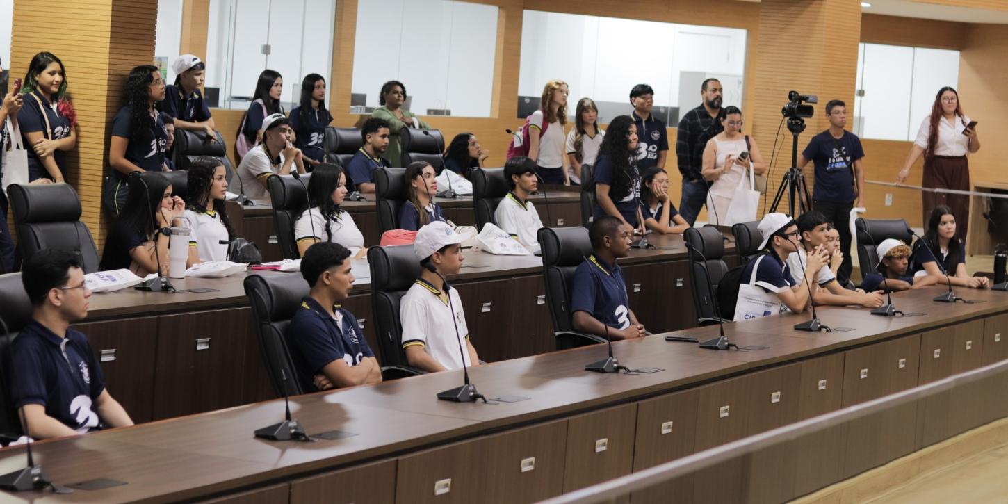 Projeto Assembleia Cidadã recebe estudantes do Instituto Estadual de Educação Carmela Dutra