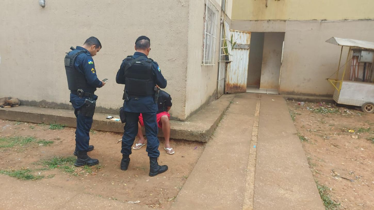 Policiais do 5º BPM prendem suspeito com 15 porções de droga durante ação no Residencial Orgulho do Madeira