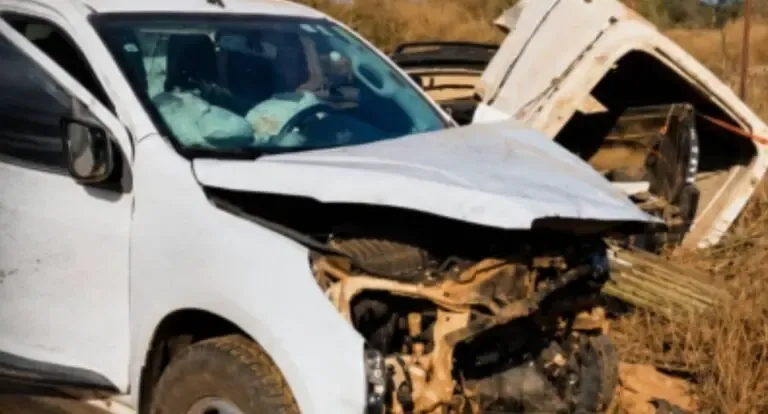 Colisão entre caminhonetes deixa veículos destruídos na RO-010 em Rondônia