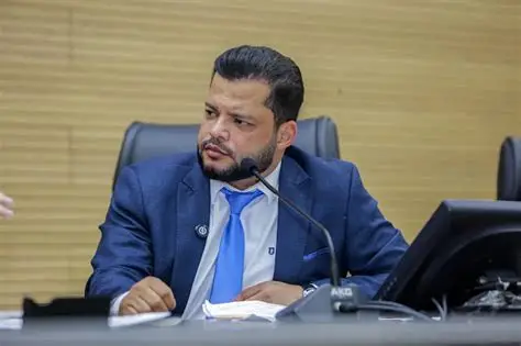 Edevaldo Neves cobra informações sobre convocação de aprovados da Seduc