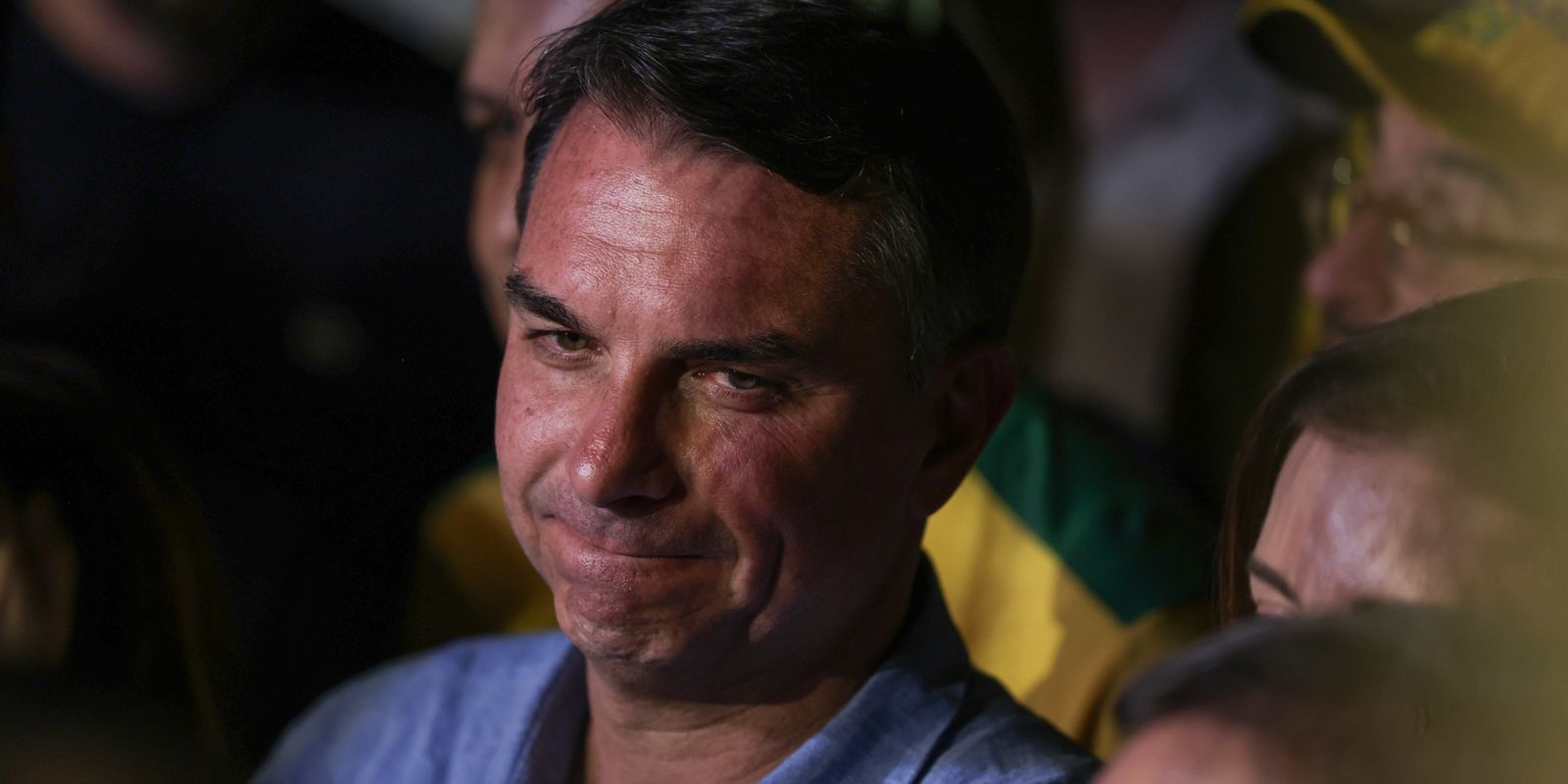 Fuga e carta golpista ampliam isolamento de Flávio Bolsonaro
