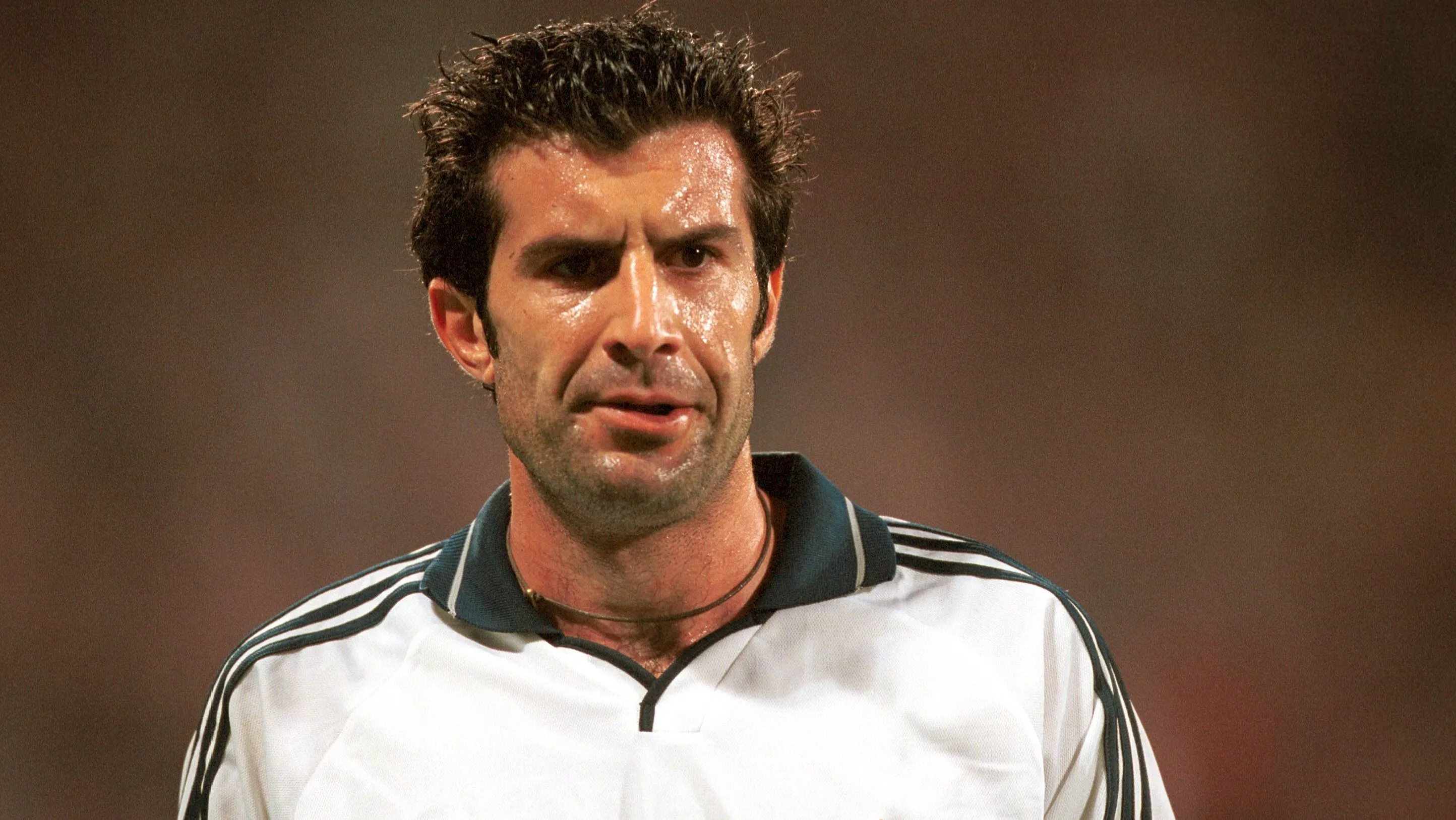 Trivela memória: Como foi o hostil retorno de Figo ao Camp Nou após transferência do Barça ao Real Madrid